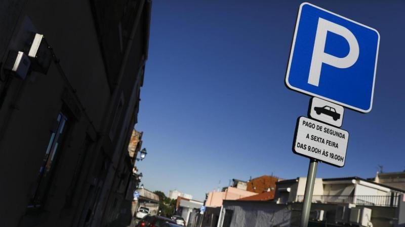 Moradores da Rua Serpa Pinto recusam parcómetros colocados pela Câmara do Porto