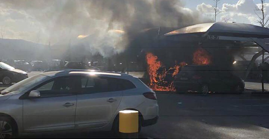 Mercedes arde em parque de hipermercado no Marco de Canaveses