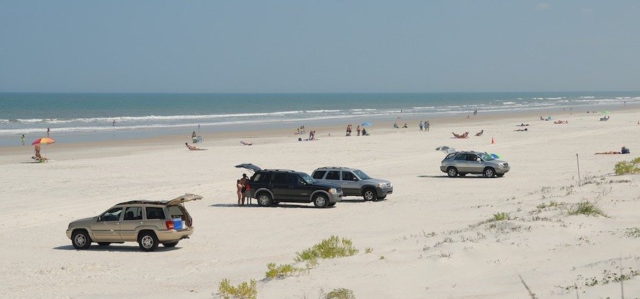 Vai à praia e deixa o carro mal estacionado? Vai passar a pagar multa