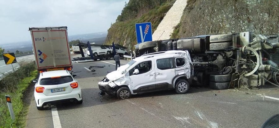 Camião tomba e espalha viaturas na A25 em Sever do Vouga